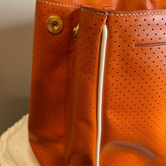 Fabulous, Fun Authentic Prada Saffiano Fori in Papaya+Bianco - Picture 11 of 12